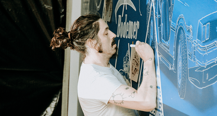 Nicolas Soulabail traçant les contours de la fresque Bodemer