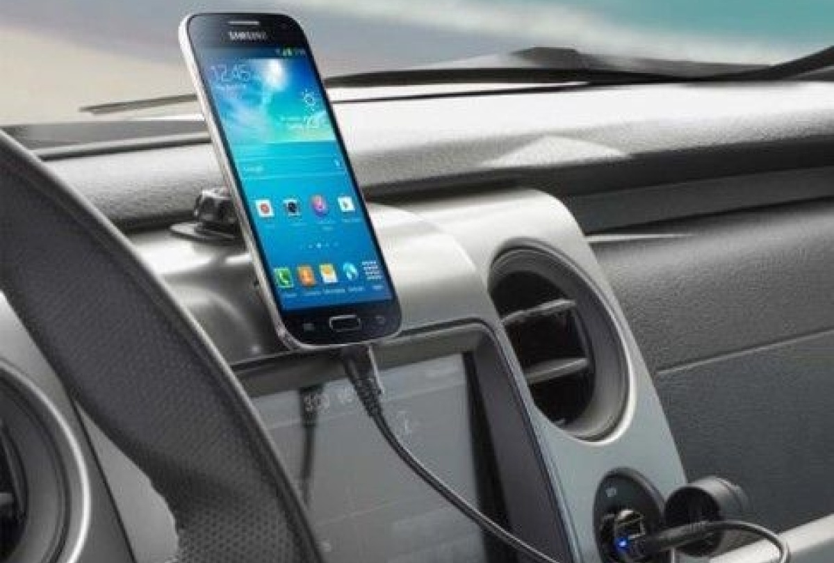 Support smartphone nomade magnétique sur tableau de bord Dacia
